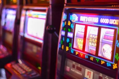 Interface aplikasi shedletsky yang menampilkan permainan Live Casino dan slot games
